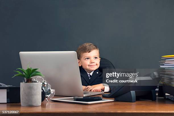 humorvolle bilder von jungen arbeiten auf einem laptop-computer - kid chef stock-fotos und bilder