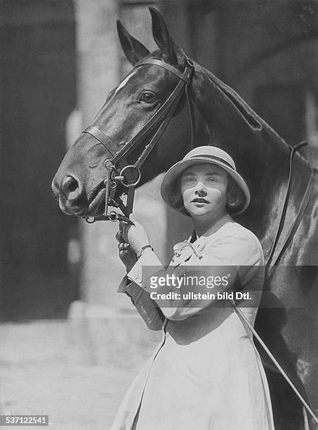 Schauspielerin, Porträt im Reitdress mit Pferd, - veröff. Dame 14/1924, Foto: Atelier Binder