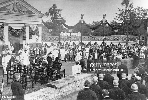 Wilhelm II. , Deutscher Kaiser 1888-1918 , König von Preussen, - Wilhelm II. Bei der Grundsteinlegung zum Reichslimesmuseum , rechts hinter dem...
