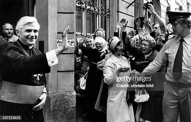 Pope Ratzinger Bless 11,462 Pope Benedict In Germany Stock Photos, High-Res Pictures, and ...