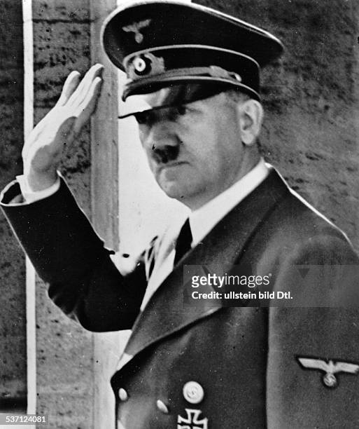 Adolf Hitler, , Politiker, NSDAP, D, - grüsst an seinem 51. Geburtstag vom, Balkon der Reichskanzlei in Berlin