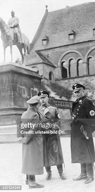 Himmler, Heinrich, , Politiker, NSDAP, D, - im Gespräch mit Reichsleiter Martin, Bormann vor der Kaiserpfalz in Goslar, - veröffentlicht