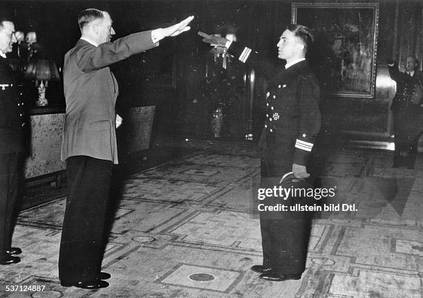 Hitler, Adolf, , Politiker, NSDAP, D, - empfängt Kapitänleutnant Günther Prien, und die Besatzung seines U-Bootes in der, Reichskanzlei in Berlin...