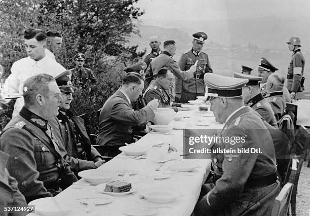 Wilhelm Keitel, ,Martin Bormann,Adolf Hitler, Heinz Linge , Politiker, NSDAP, D, - bei einer Inspektion des 'Westwalls' im, Raum Aachen mit...