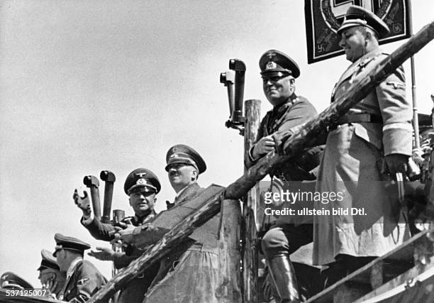 Politiker, NSDAP, D, - bei einer Inspektion des 'Westwalls', im Raum Saarpfalz während einer, Gefechtsvorführung; neben Hitler , Generaloberst...
