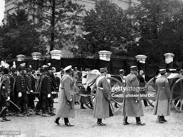 Alexander I. , König des Königreichs der Serben, Kroaten, und Slowenen 1921 - 1929 / von Jugoslawien, 1929 - 1934, Nach den Feierlichkeiten in der,...