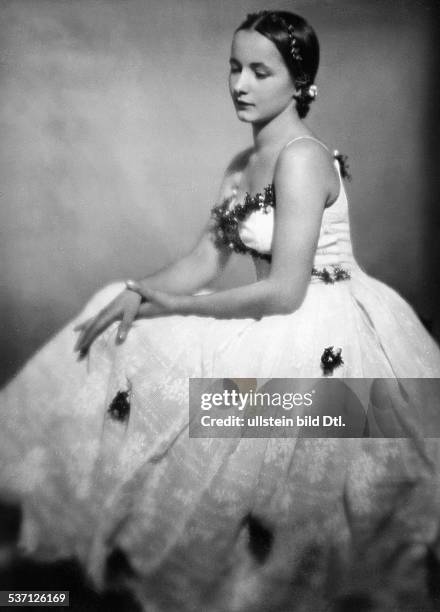 Tänzerin D, in einem weissen Spitzenkleid, erschienen Dame 3/1934, Foto: Rolf Mahrenholz