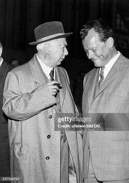 Heuss, Theodor , Politiker, BRD, FDP, Bundespräsident 1949-1959, - wird nach seiner Ankunft auf dem, Flughafen Tempelhof in Berlin vom, Regierenden...