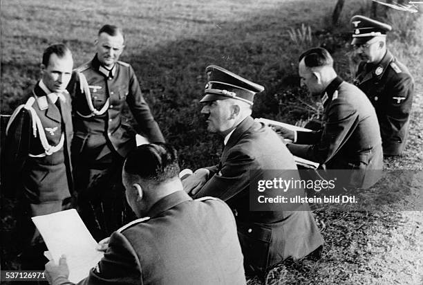 Hitler, Adolf, , Politician, NSDAP, Germany, - having a rest at a railway embankment, sitting, from left: Martin Bormann, Hitler, Rudolf Schmundt,...