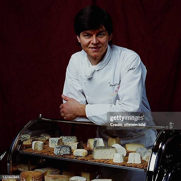 Koch, D, Restaurant 'Schwarzwaldstube' im Hotel 'Traube Tonbach', Baiersbronn, mit einer Käseauswahl, - 1992