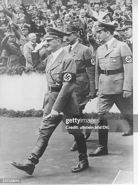 Hermann Esser,Hermann Esser,,Karl Brandt,Adolf Hitler, , Politiker, NSDAP, D, - trifft zur Grundsteinlegung für das, 'Haus des Deutschen...