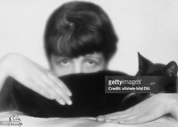 Künstlername: Madame d'Ora, , Fotografin, Österreich, Selbstporträt mit schwarzer Katze, - veröffentlicht in: Dame Nr. 15 / 1929