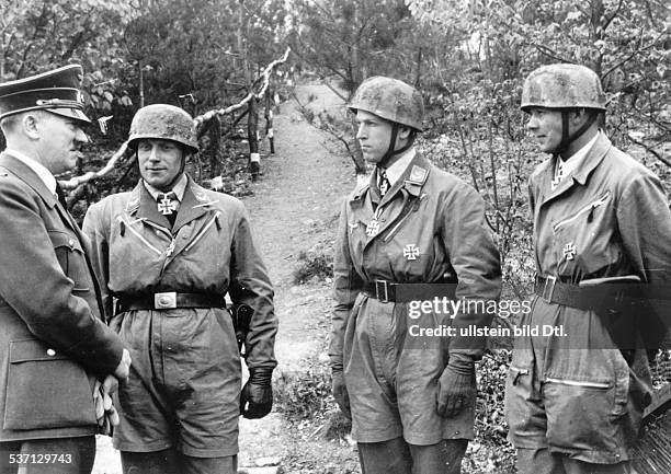 Adolf Hitler, 1889-1945, politician germany, Fuehrer - HQ 'Felsennest' near Muenstereifel, Hitler together with paratroopers decorated with the...