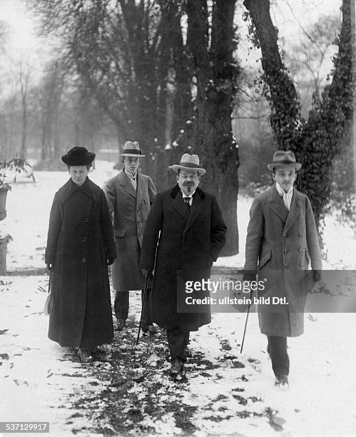 Ebert, Friedrich - Politician, SPD, Germany, , President of the Reich 1919-1925, promenading wiht his wife Louise and the sons Karl and Friedrich , -...