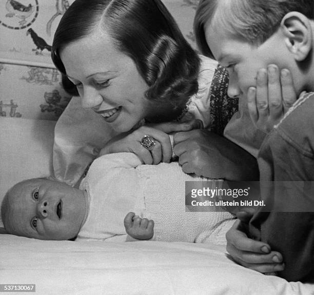 George, Goetz , Schauspieler, D, als Baby mit seiner Mutter Berta Helene Drews und seinem Bruder Jan, - 1939