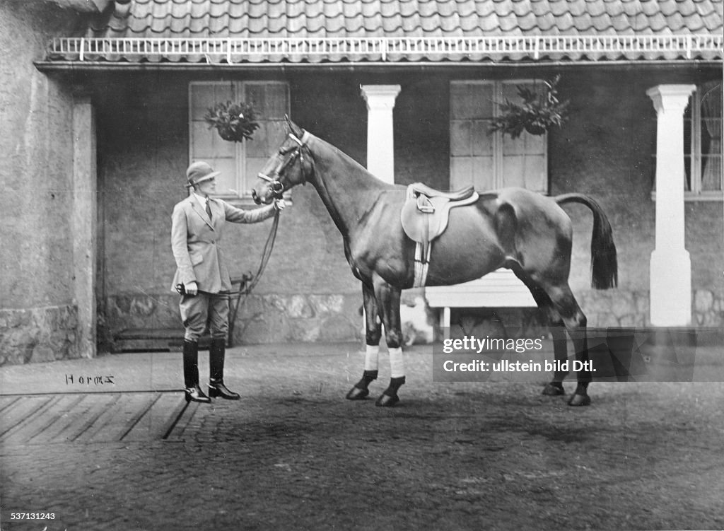 Renee Sintenis mit Pferd Horaz