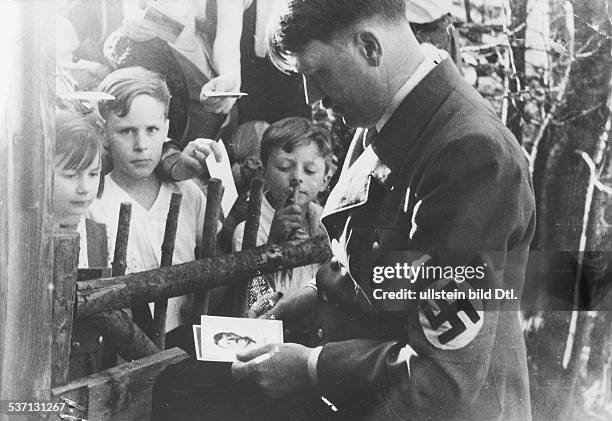 Adolf Hitler, , Politiker, NSDAP, D, - vergibt Autogramme an eine Kindergruppe, im Gelände seines Anwesens auf dem, Obersalzberg bei Berchtesgaden, -...
