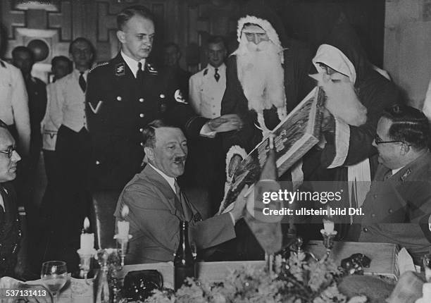 Philipp Bouhler,,Karl-Heinz Hederich,Adolf Hitler, Heinz Linge , Politiker, NSDAP, D, Weihnachtsfeier für die Angestellten der, Reichskanzlei im...