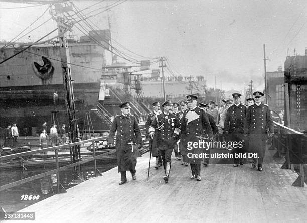 Wilhelm II. , Deutscher Kaiser 1888-1918, König von Preussen, Besuch des Kaisers in Kiel: Wilhelm II., vor den Docks, rechts, neben ihm der...