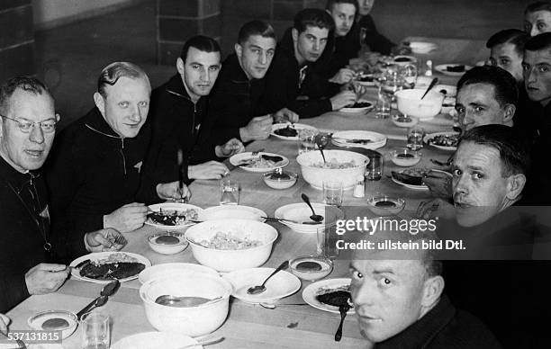 Herberger, Josef , Sportler, Trainer Fussball D, Die deutsche Nationalmannschaft beim Essen im Trainingslager; linke Reihe v.l. Reichstrainer Prof....