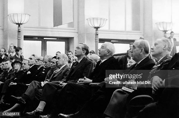 Heuss, Theodor , Politiker, BRD, FDP, Bundespräsident 1949-1959, - bei der Eröffnung der Deutschen, Industrieausstellung; v.r.n.l.: der, französische...
