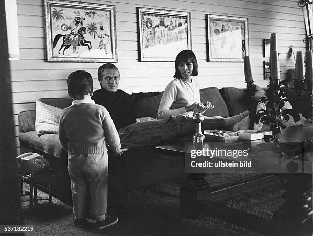 McQueen, Steve , Schauspieler, USA, - mit Ehefrau Neile Adams und Sohn Chad, - 1964
