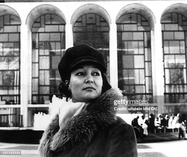 Edda Moser *-, Opernsaengerin,Sopranistin, D, Porträt vor der Metropolitan Opera in New York, - 1974