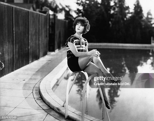 Nazimova, Alla - Actress, Producer, Russia / USA - at the pool in her Hollywood home - 1925 Vintage property of ullstein bild