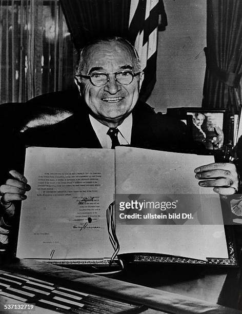 Truman, Harry S. , Staatspraesident , USA, - mit der von ihm unterzeichneten, Kopie des japanisch-amerikanischen Friedensvertrages