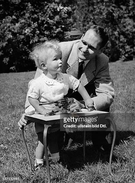 Hess, Rudolf , Politiker, NSDAP, D, - mit seinem Sohn Wolf-Rüdiger im, Garten seines Münchner Hauses, - um 1938