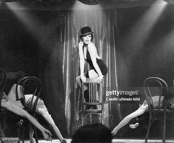Cabaret (1972), Liza Minnelli com a Sally Bowles interprentant la cançó "Mein Herr"