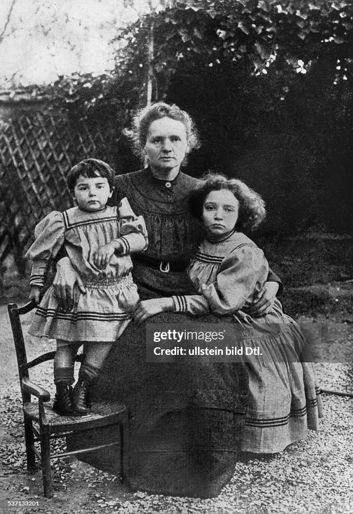 Curie, Marie - Wissenschaftlerin, Polen/Frankreich/ mit ihren Toechtern