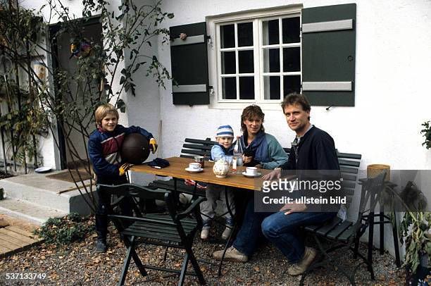 Atzorn, Robert *-, Schauspieler, D, - mit seiner Ehefrau Angelika Hartung und, seinen Kindern Jens und Daniel , - 1985