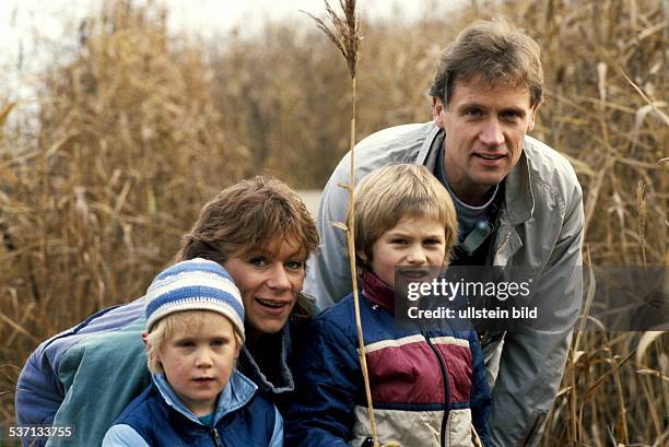 Atzorn, Robert *-, Schauspieler, D, - mit seiner Ehefrau Angelika Hartung und, seinen Kindern Jens und Daniel , - 1985