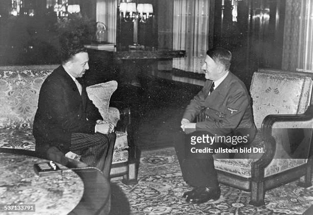Adolf Hitler, , Politiker, NSDAP, D, - im Gespräch mit dem bulgarischen, Gesandten Slawtscho Sagoroff in der, Reichskanzlei in Berlin nach...