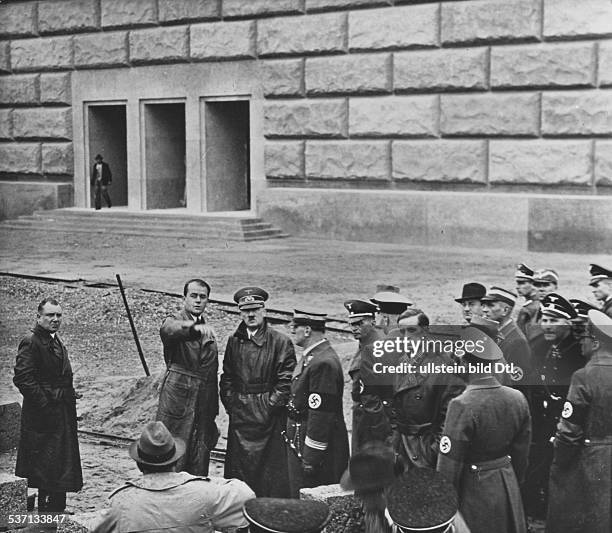 Martin Bormann,,Karl Brandt,Adolf Hitler, , Politiker, NSDAP, D, - auf dem Gelände des Reichsparteitags in, Nürnberg bei einer Besichtigung der im,...