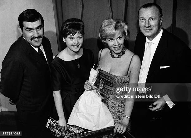 Adorf, Mario , Schauspieler, D , - mit Cordula Trantow, Ingrid van Bergen und Martin Held , - 1960