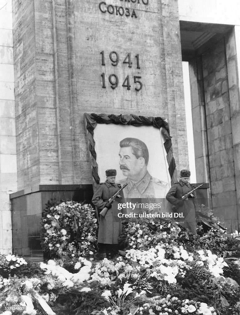 Josef Stalin : Ehrenmal in Berlin nach seinem Tod