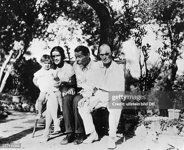 Gorki, Maxim , , Schriftsteller, UdSSR, - mit Sohn, Schwiegertochter und Enkelkind in seinem Garten in Sorrent, Italien, - 1927