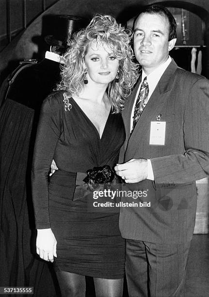 Tyler, Bonnie *-, , Saengerin, GB, - Portrait, mit ihrem Mann Robert Sullivan, - 1993