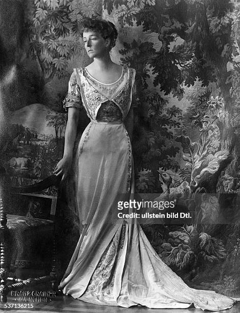 Countess Sophie Toerring-Jettenbach wearing an evening gown. Picture by Franz Grainer 1915