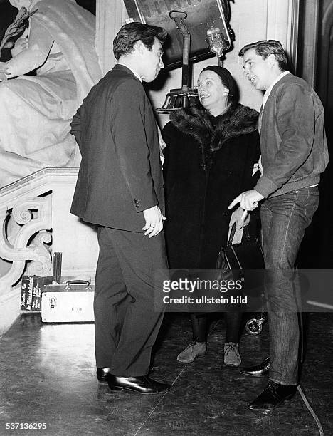 Götz George, -, Schauspieler, D, rechts, bei einer Regiebesprechung mit seiner Mutter Berta Helene Drews und dem Regisseur Jürgen Goslar zu dem...