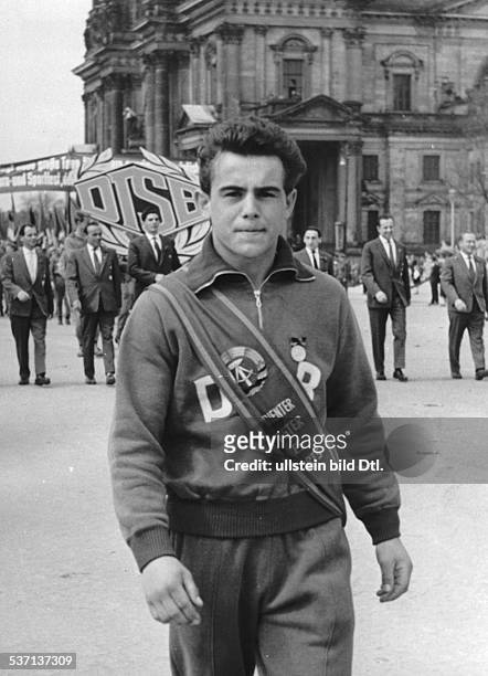 Behrendt, Wolfgang *-, Boxer, Sportfotograf, DDR, Olymiasieger 1956 im Bantamgewicht, Erster Olympiasieger der DDR , - Halbportrait, auf einer...