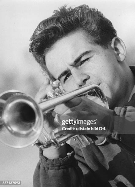 Behrendt, Wolfgang *-, Boxer, Sportfotograf, DDR, Olymiasieger 1956 im Bantamgewicht, Erster Olympiasieger der DDR , - Portrait, mit Trompete, - 1956