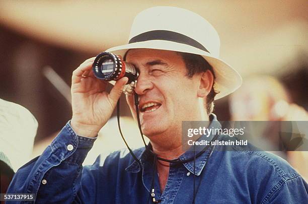 Bertolucci, Bernardo *-, Regisseur, Italien, - Portrait, bei Dreharbeiten zu dem Film 'Little, Buddha' , - 1993