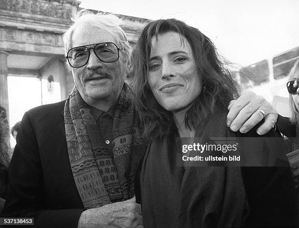 , Schauspieler, USA, mit seiner Tochter Cecila vor dem Brandenburger Tor, - , Foto: Erika Rabau