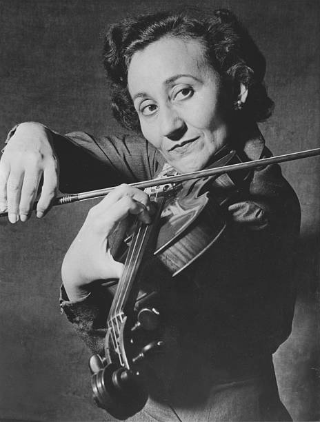 Erica Morini , Musikerin, Violinistin, Österreich, - Porträt mit Violine, - undatiert