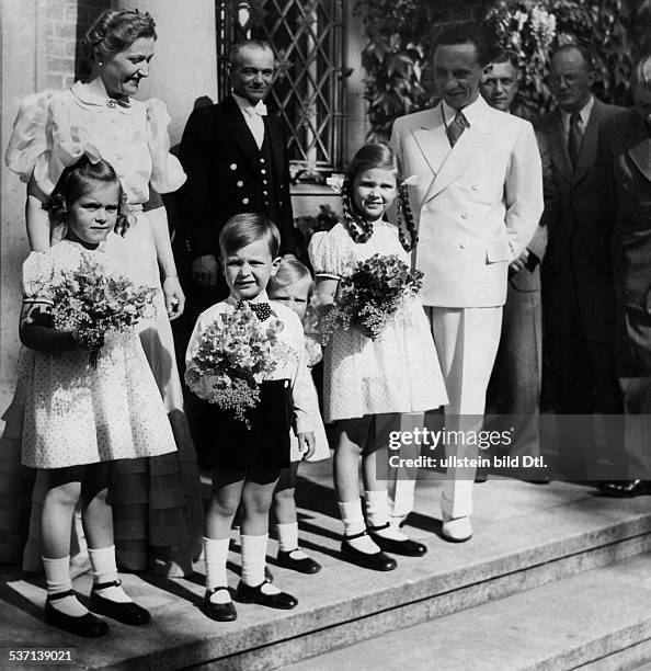 Goebbels, Joseph , Politiker, NSDAP, D, - mit Ehefrau Magda sowie den Kindern, Hilde, Hellmut, Holde und Helga vor dem Haus auf Schwanenwerder in,...