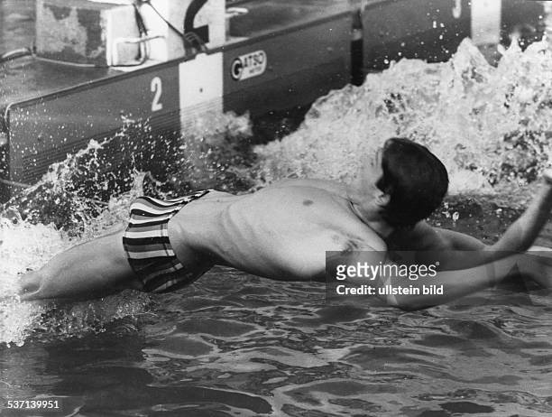 Sportler / Wassersport / Schwimmen, DDR, Start beim Rueckenschwimmen bei den Deutschen Meisterschaften , - 1969