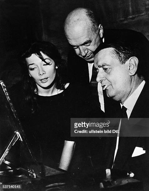 Sängerin , Schauspielerin, Frankreich, mit Otto Preminger und dem Komponisten Georges Auric bei einer Probe, - 1957